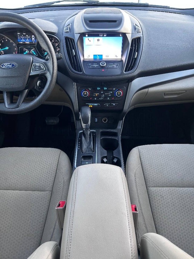 Ford Escape Vehicle Full-screen Gallery Image 12