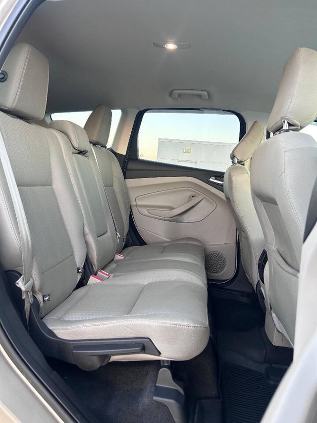 Ford Escape Vehicle Full-screen Gallery Image 16