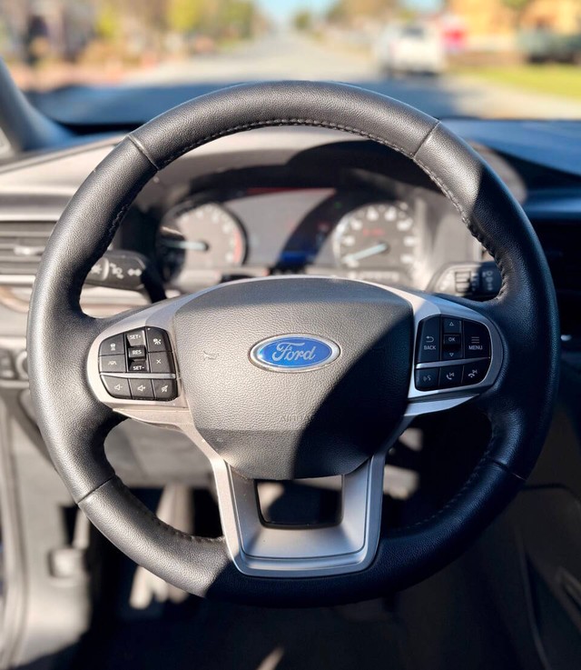 Ford Explorer Vehicle Full-screen Gallery Image 07