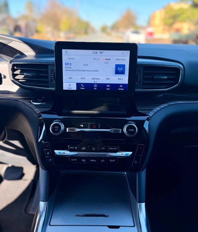 Ford Explorer Vehicle Full-screen Gallery Image 09