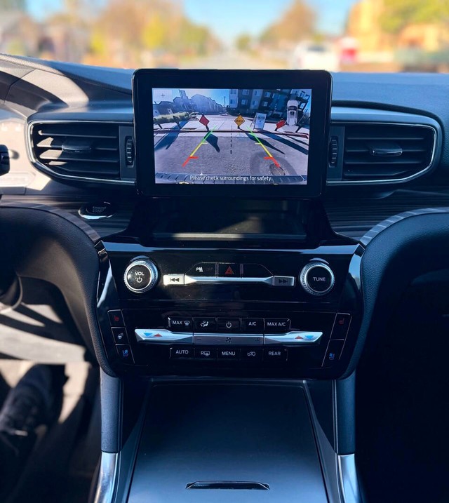 Ford Explorer Vehicle Full-screen Gallery Image 10