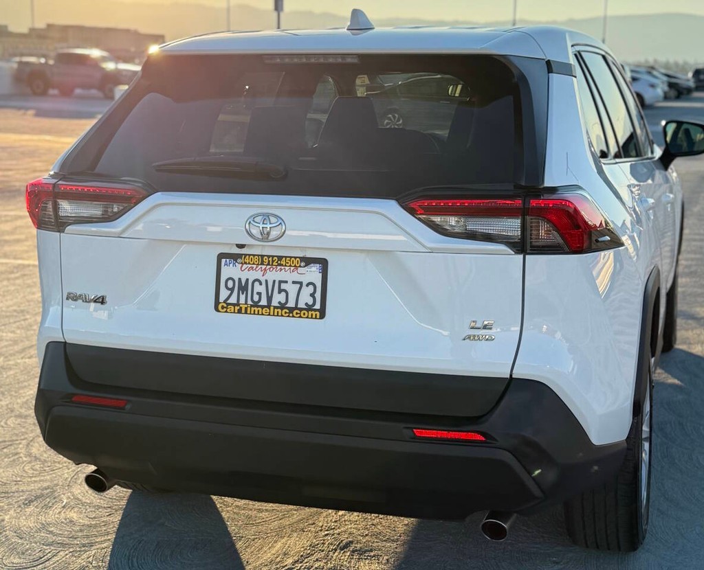 Toyota RAV4 Vehicle Full-screen Gallery Image 04