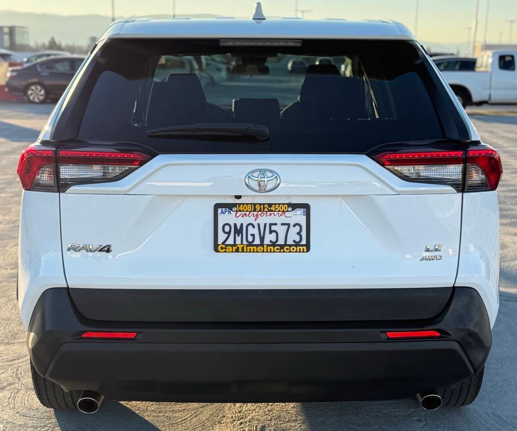 Toyota RAV4 Vehicle Full-screen Gallery Image 05