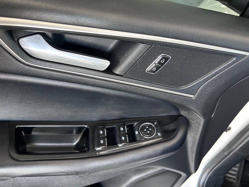 Ford Edge Vehicle Full-screen Gallery Image 14