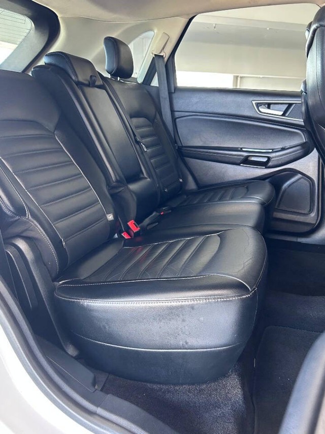 Ford Edge Vehicle Full-screen Gallery Image 12