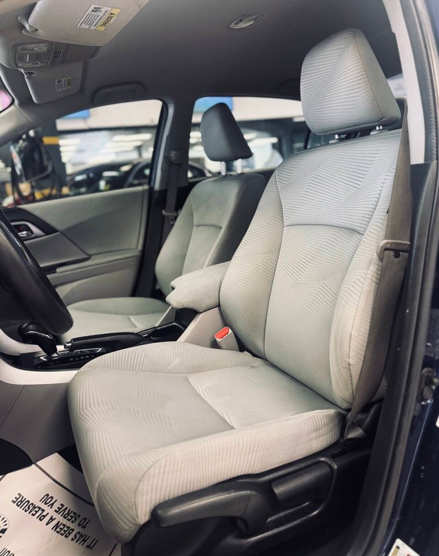 Honda Accord Sedan Vehicle Full-screen Gallery Image 08