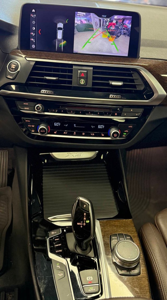 BMW X3 Vehicle Full-screen Gallery Image 12