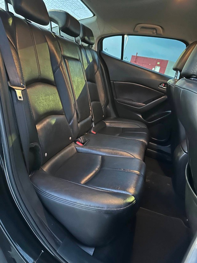 Mazda Mazda3 Sedan Vehicle Full-screen Gallery Image 09