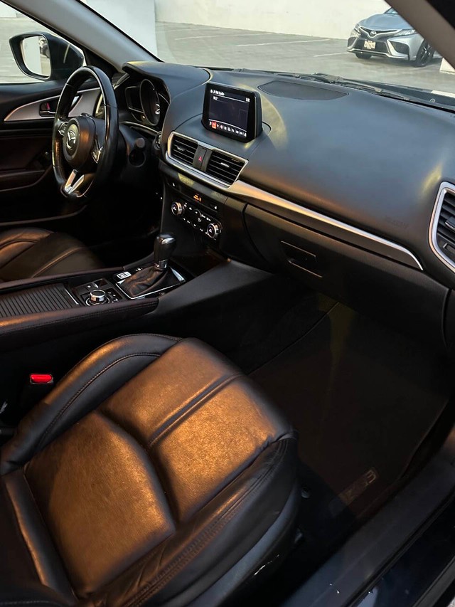 Mazda Mazda3 Sedan Vehicle Full-screen Gallery Image 10