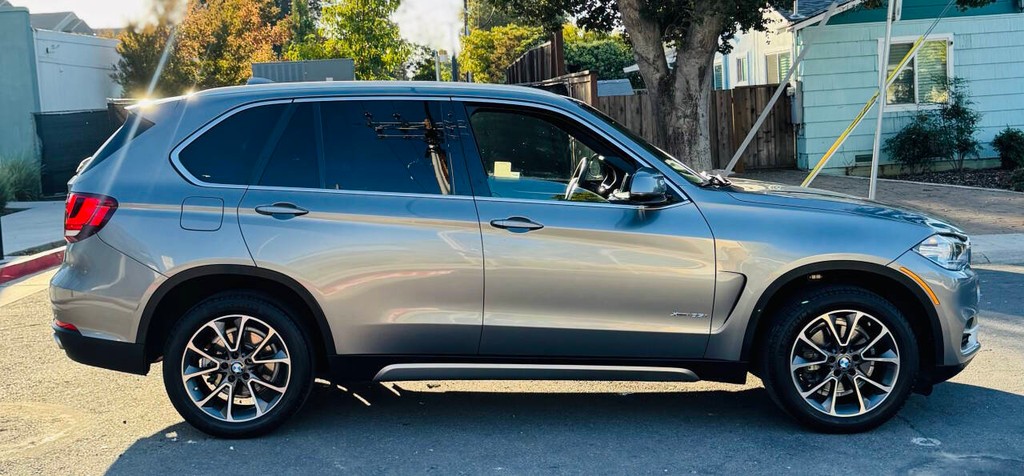 BMW X5 Vehicle Full-screen Gallery Image 03