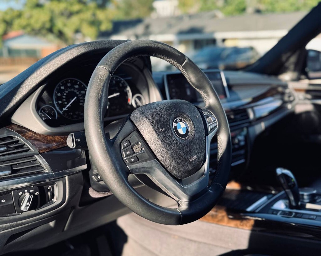 BMW X5 Vehicle Full-screen Gallery Image 08