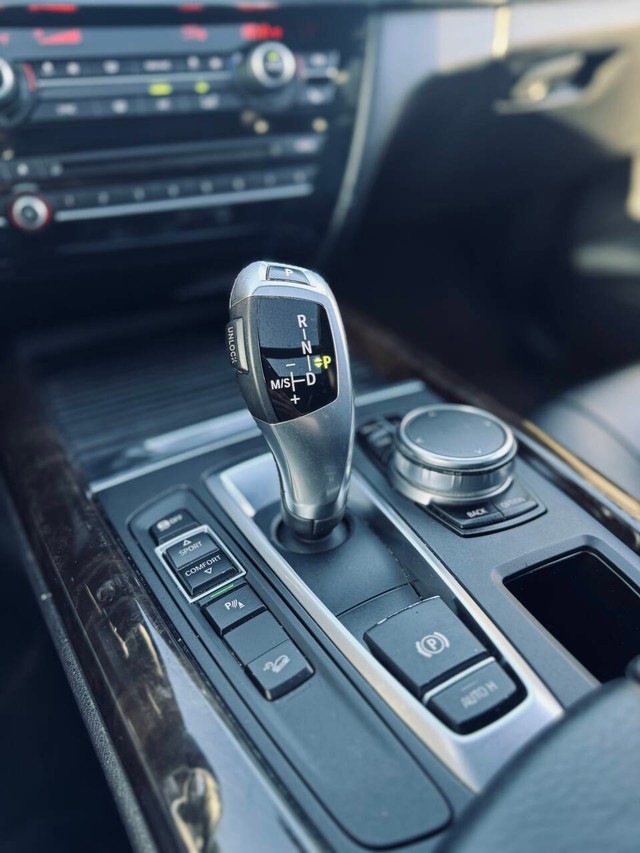 BMW X5 Vehicle Full-screen Gallery Image 10