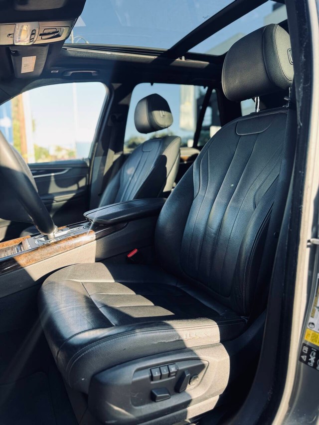 BMW X5 Vehicle Full-screen Gallery Image 11