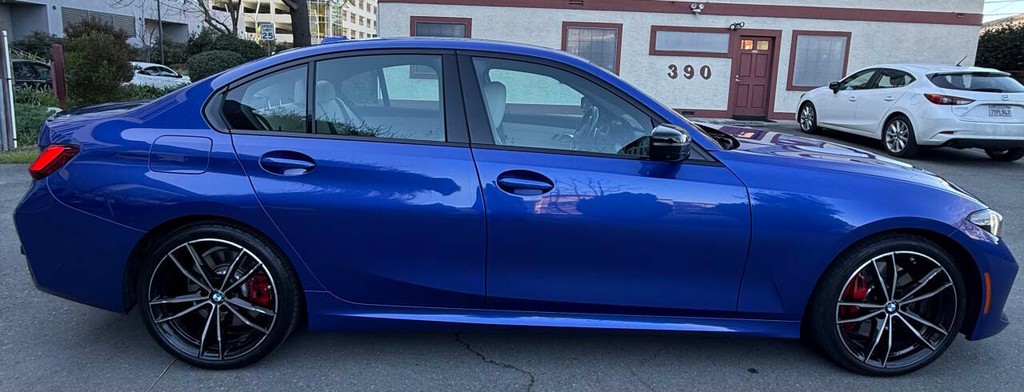 BMW 3 Series Vehicle Full-screen Gallery Image 04