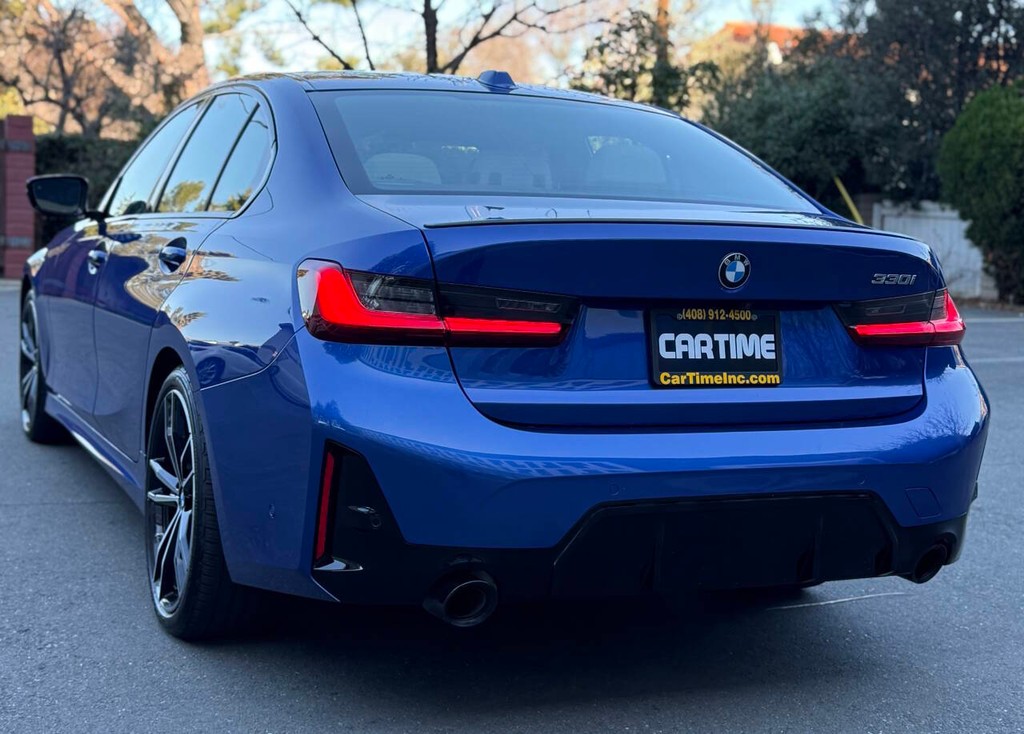 BMW 3 Series Vehicle Full-screen Gallery Image 05