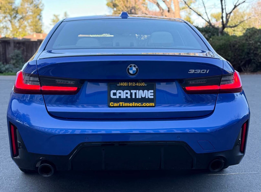 BMW 3 Series Vehicle Full-screen Gallery Image 06