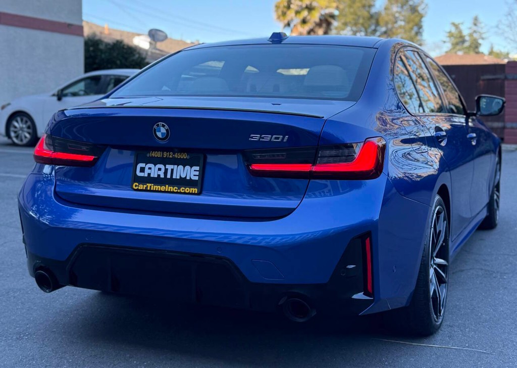 BMW 3 Series Vehicle Full-screen Gallery Image 07