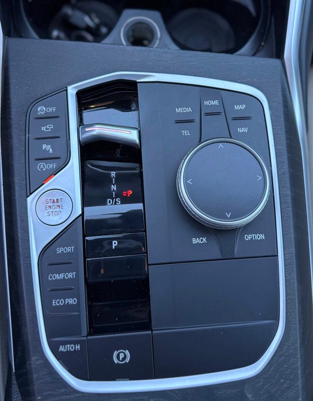 BMW 3 Series Vehicle Full-screen Gallery Image 11