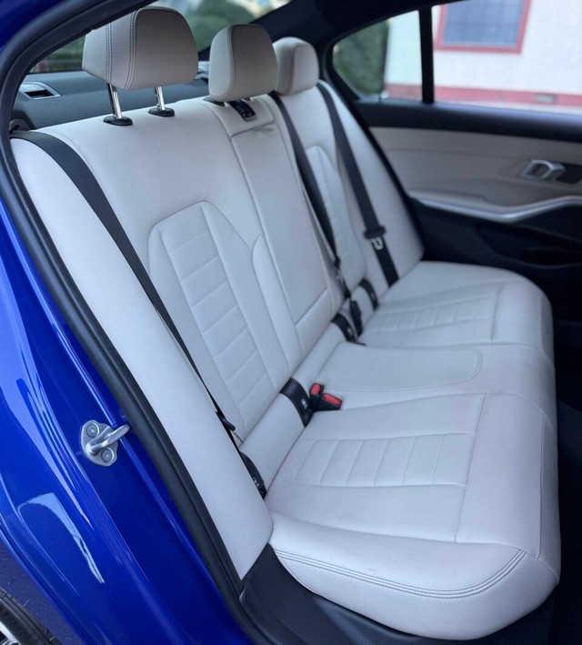 BMW 3 Series Vehicle Full-screen Gallery Image 16