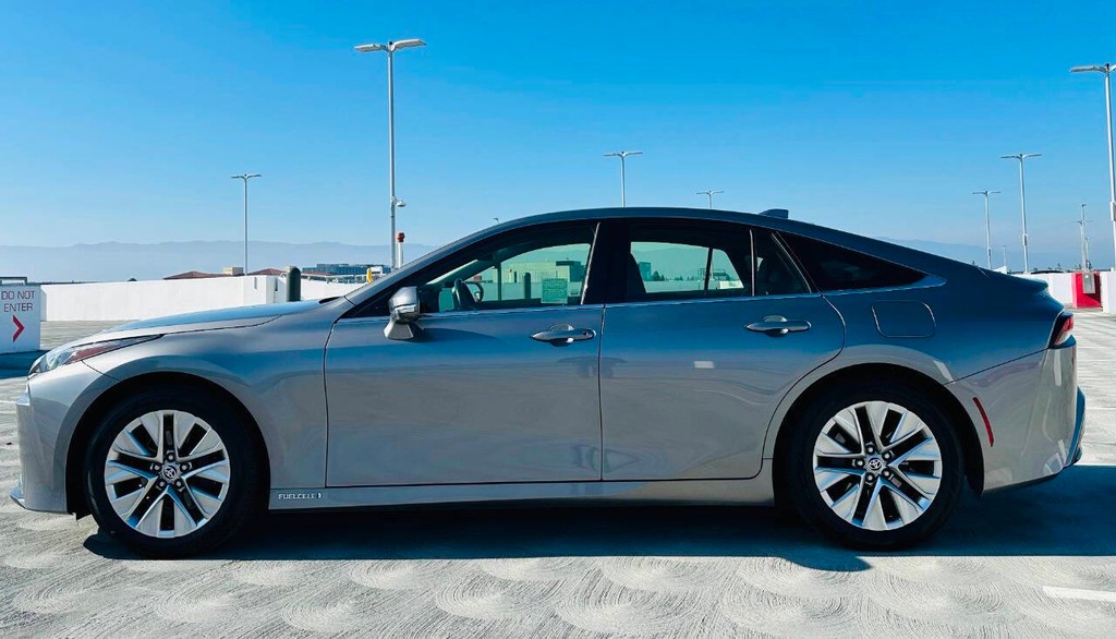 Toyota Mirai Vehicle Full-screen Gallery Image 02