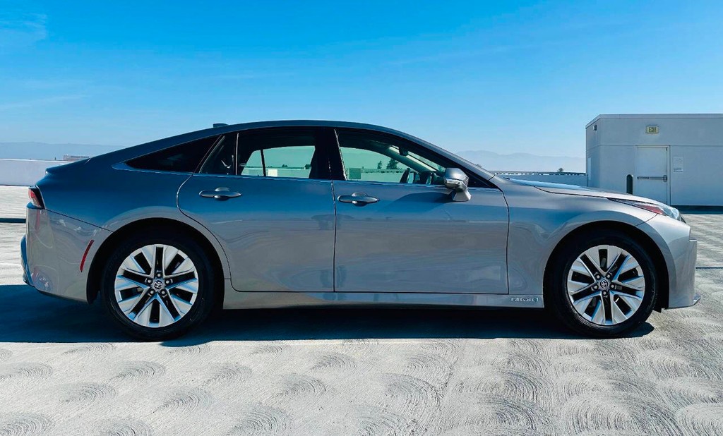 Toyota Mirai Vehicle Full-screen Gallery Image 06