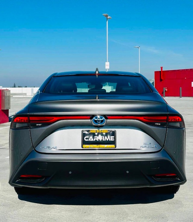 Toyota Mirai Vehicle Full-screen Gallery Image 04