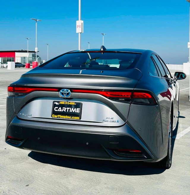 Toyota Mirai Vehicle Full-screen Gallery Image 05
