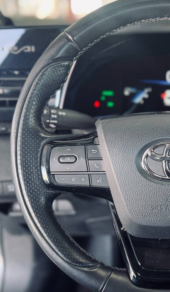 Toyota Mirai Vehicle Full-screen Gallery Image 10