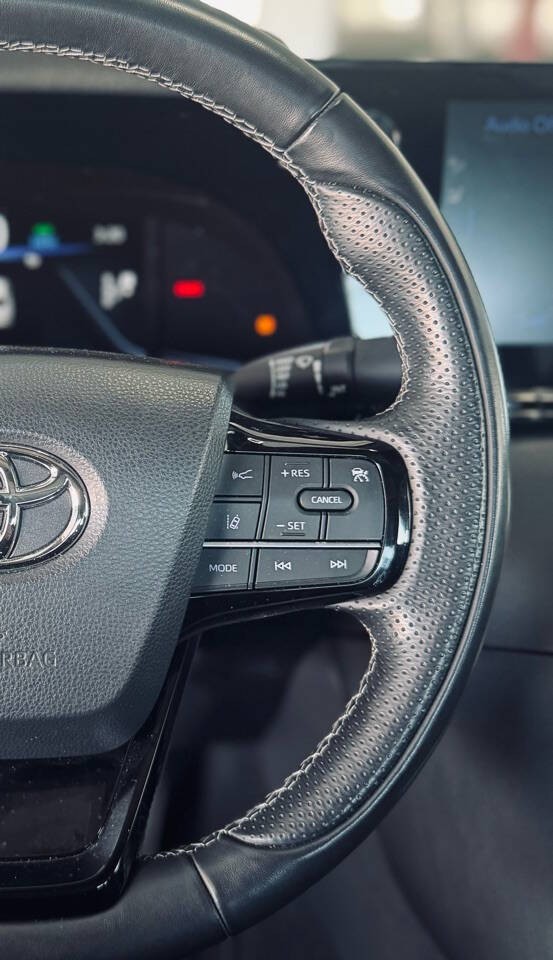 Toyota Mirai Vehicle Full-screen Gallery Image 11