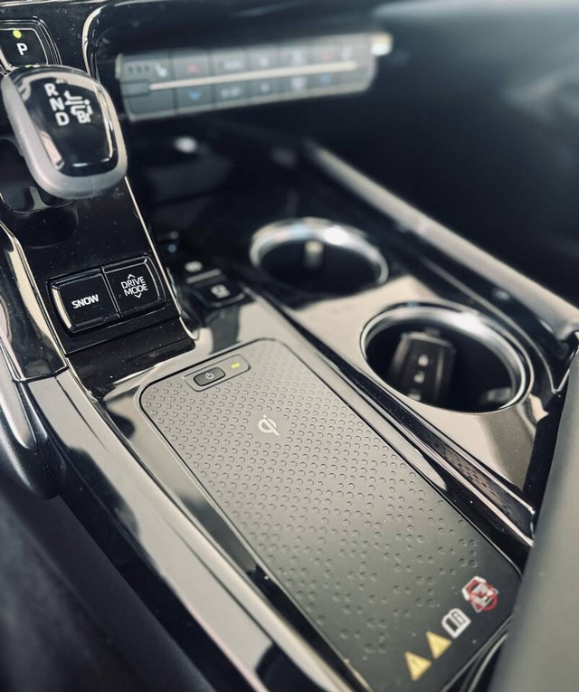 Toyota Mirai Vehicle Full-screen Gallery Image 16