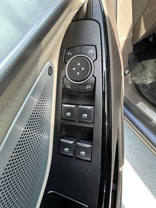 Ford Explorer Vehicle Full-screen Gallery Image 15