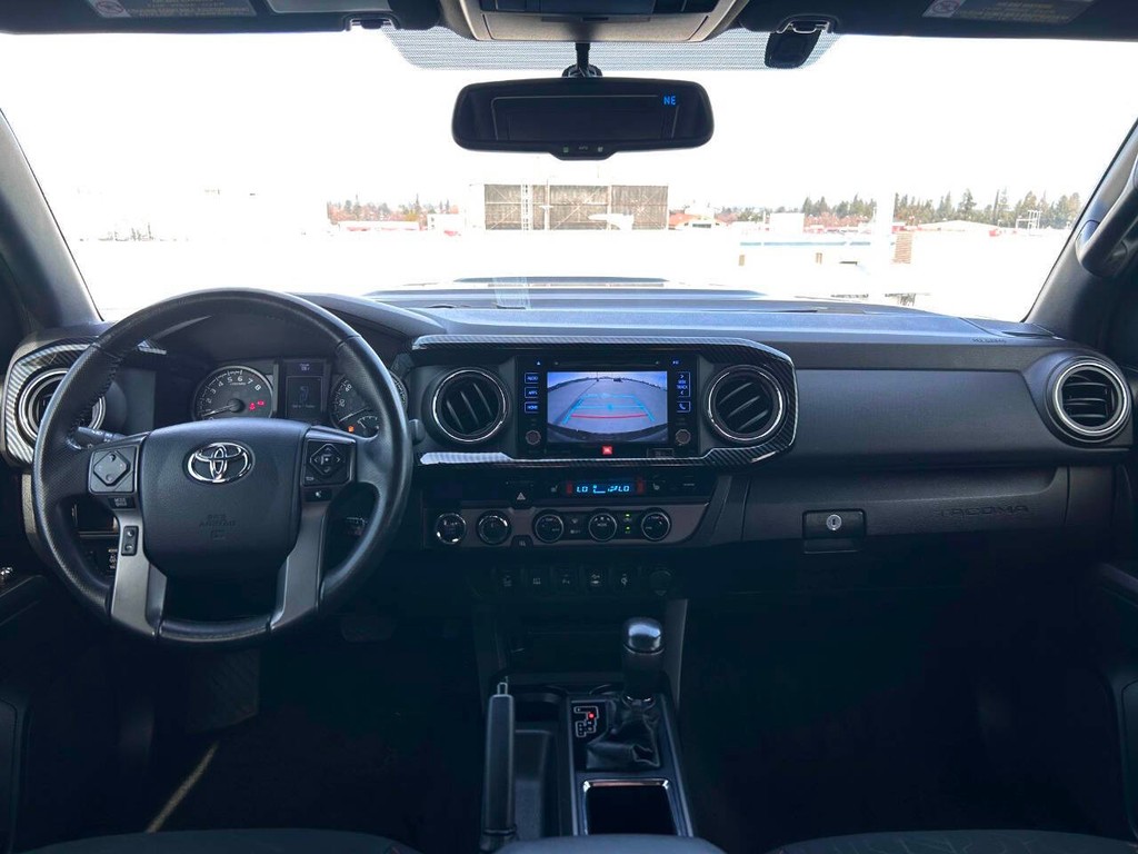 Toyota Tacoma Vehicle Full-screen Gallery Image 08