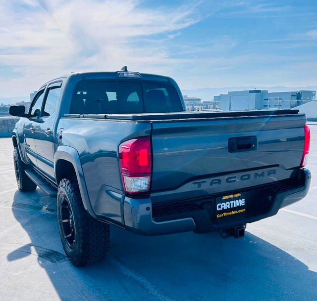 Toyota Tacoma Vehicle Full-screen Gallery Image 03