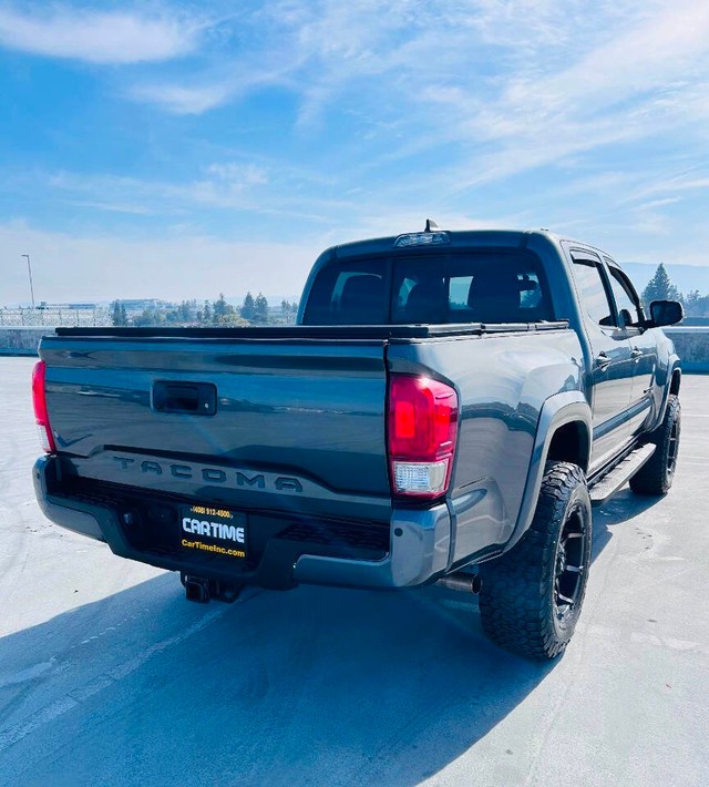 Toyota Tacoma Vehicle Full-screen Gallery Image 04