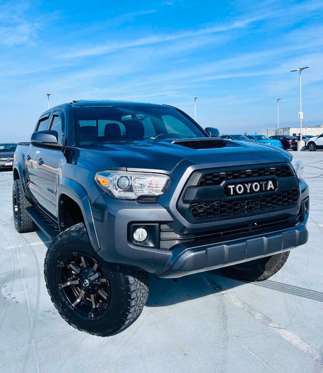 Toyota Tacoma Vehicle Full-screen Gallery Image 05