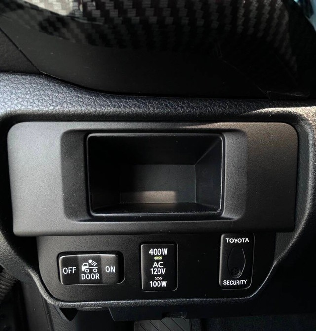 Toyota Tacoma Vehicle Full-screen Gallery Image 13