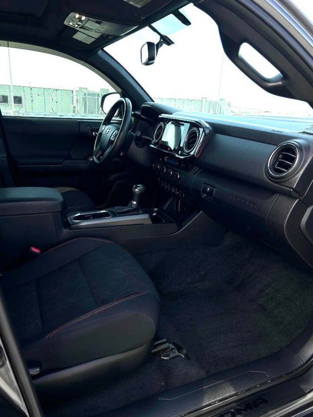 Toyota Tacoma Vehicle Full-screen Gallery Image 16