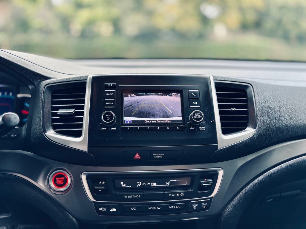 Honda Pilot Vehicle Full-screen Gallery Image 15