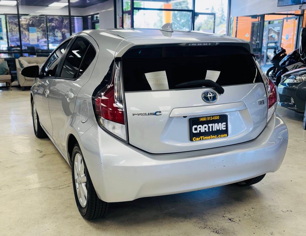 Toyota Prius c Vehicle Full-screen Gallery Image 04