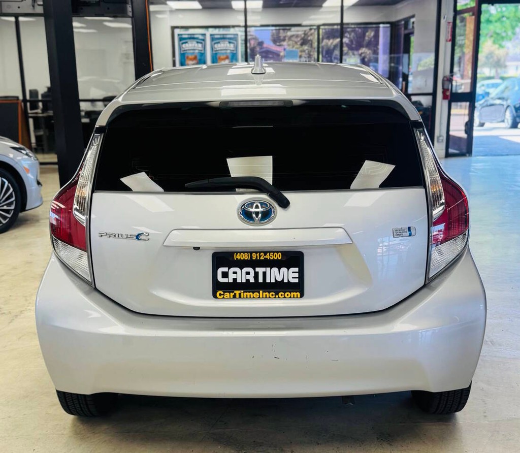 Toyota Prius c Vehicle Full-screen Gallery Image 05