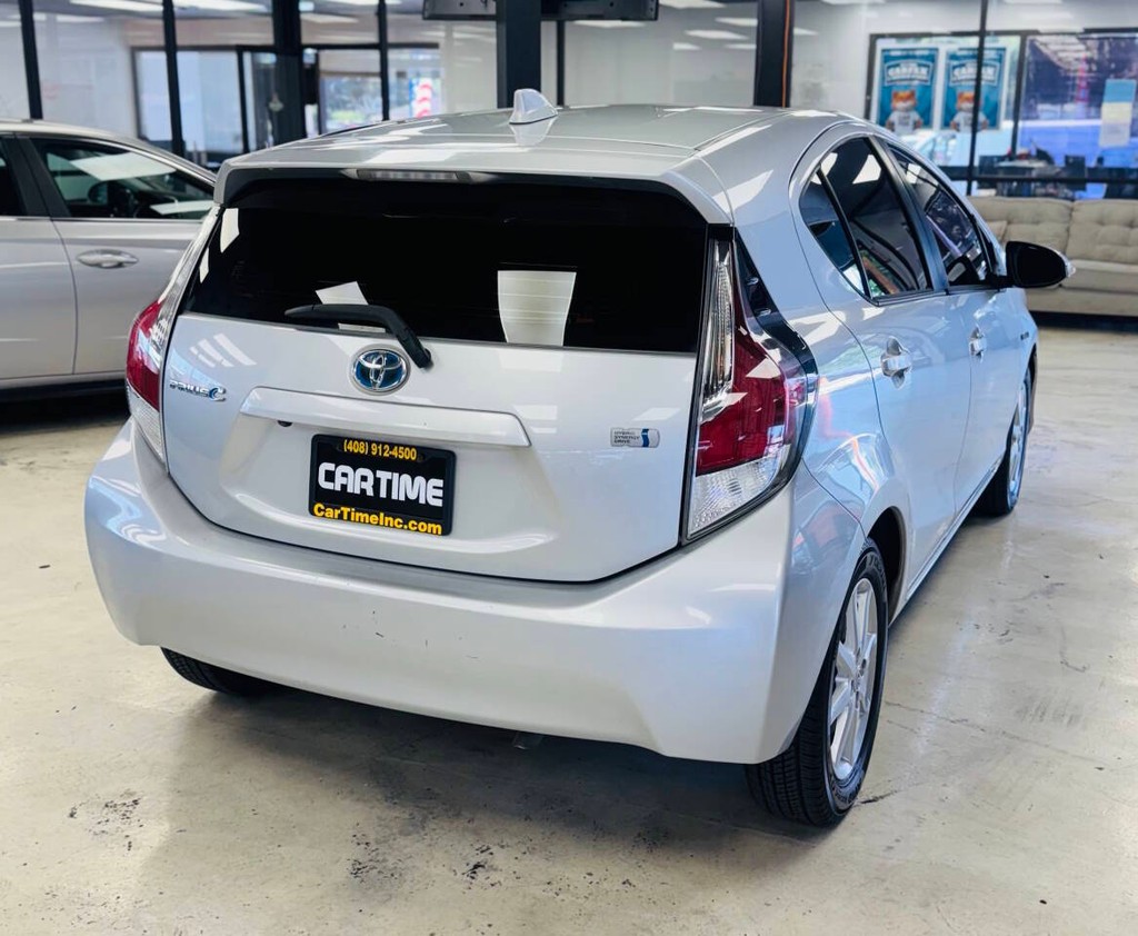 Toyota Prius c Vehicle Full-screen Gallery Image 06