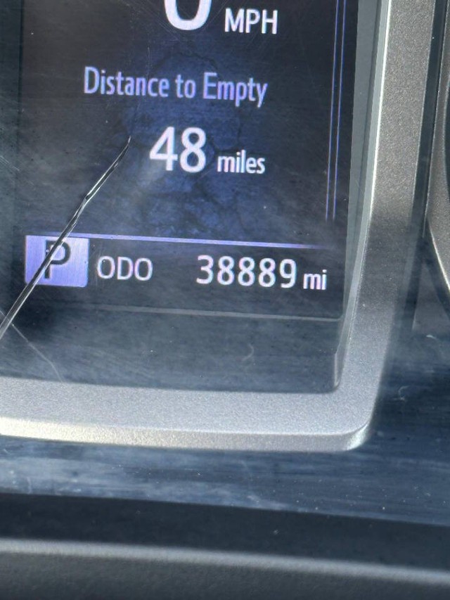 Toyota Tacoma 2WD Vehicle Full-screen Gallery Image 11