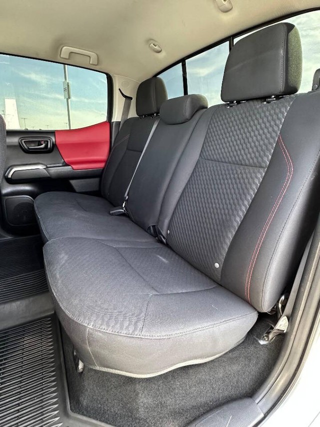 Toyota Tacoma 2WD Vehicle Full-screen Gallery Image 13