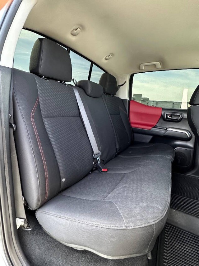 Toyota Tacoma 2WD Vehicle Full-screen Gallery Image 15