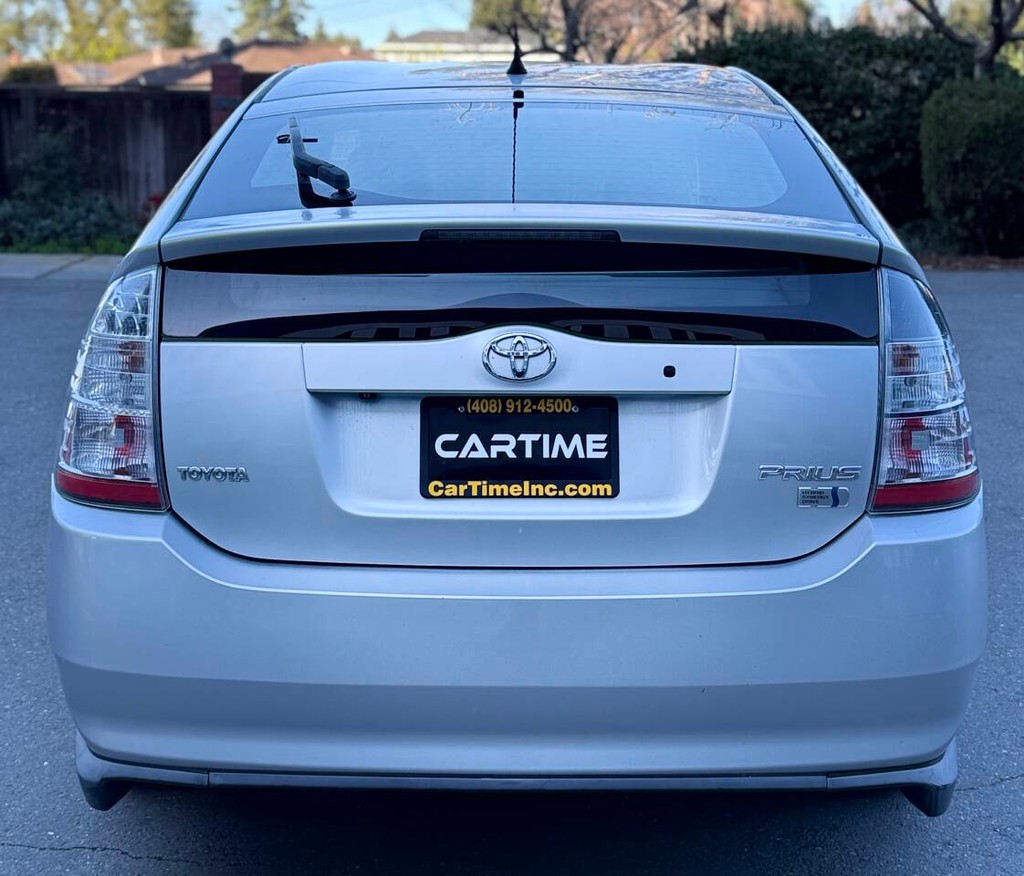 Toyota Prius Vehicle Full-screen Gallery Image 05