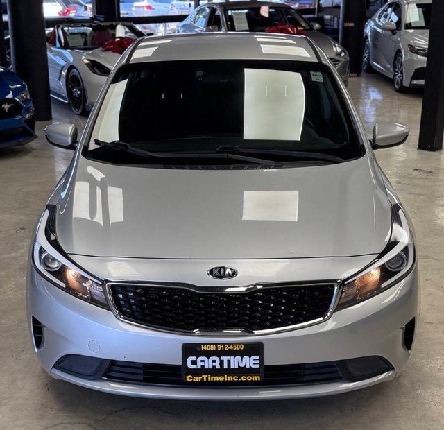 Kia Forte Vehicle Full-screen Gallery Image 03