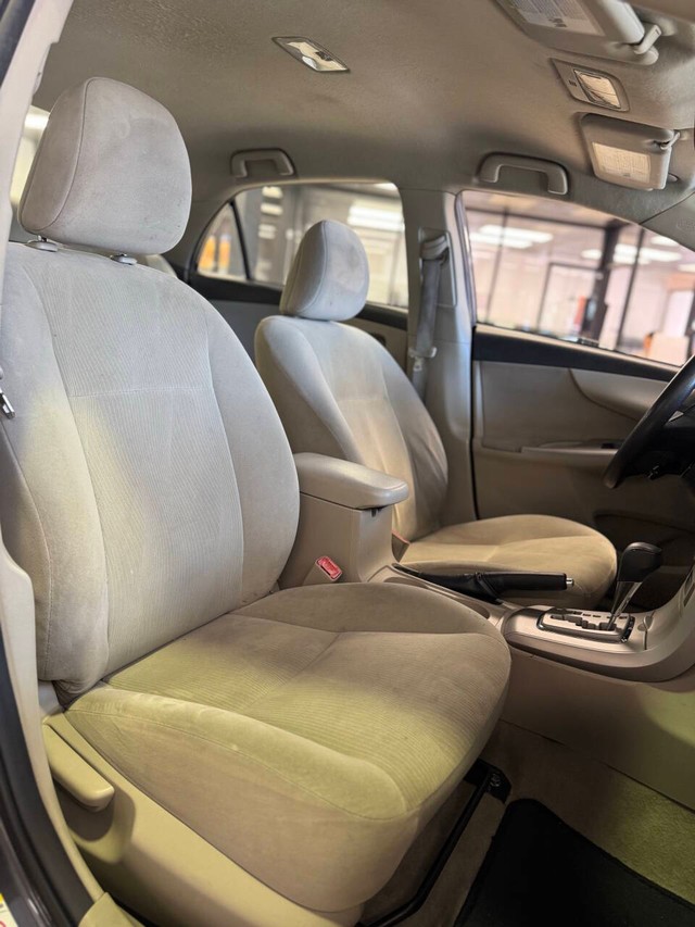 Toyota Corolla Vehicle Full-screen Gallery Image 12