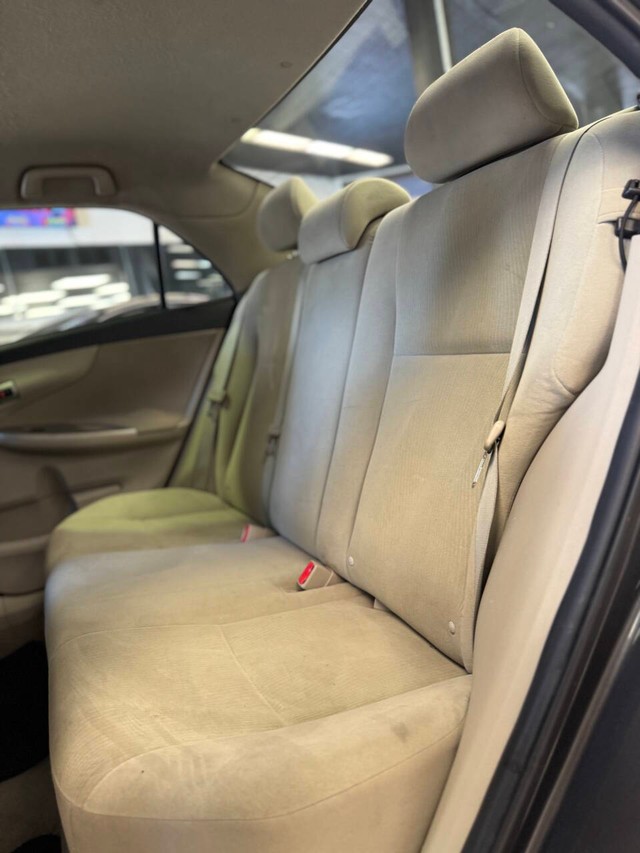 Toyota Corolla Vehicle Full-screen Gallery Image 13