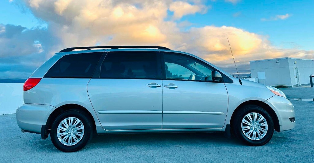 Toyota Sienna Vehicle Full-screen Gallery Image 06