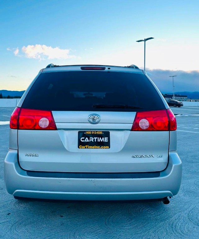 Toyota Sienna Vehicle Full-screen Gallery Image 04